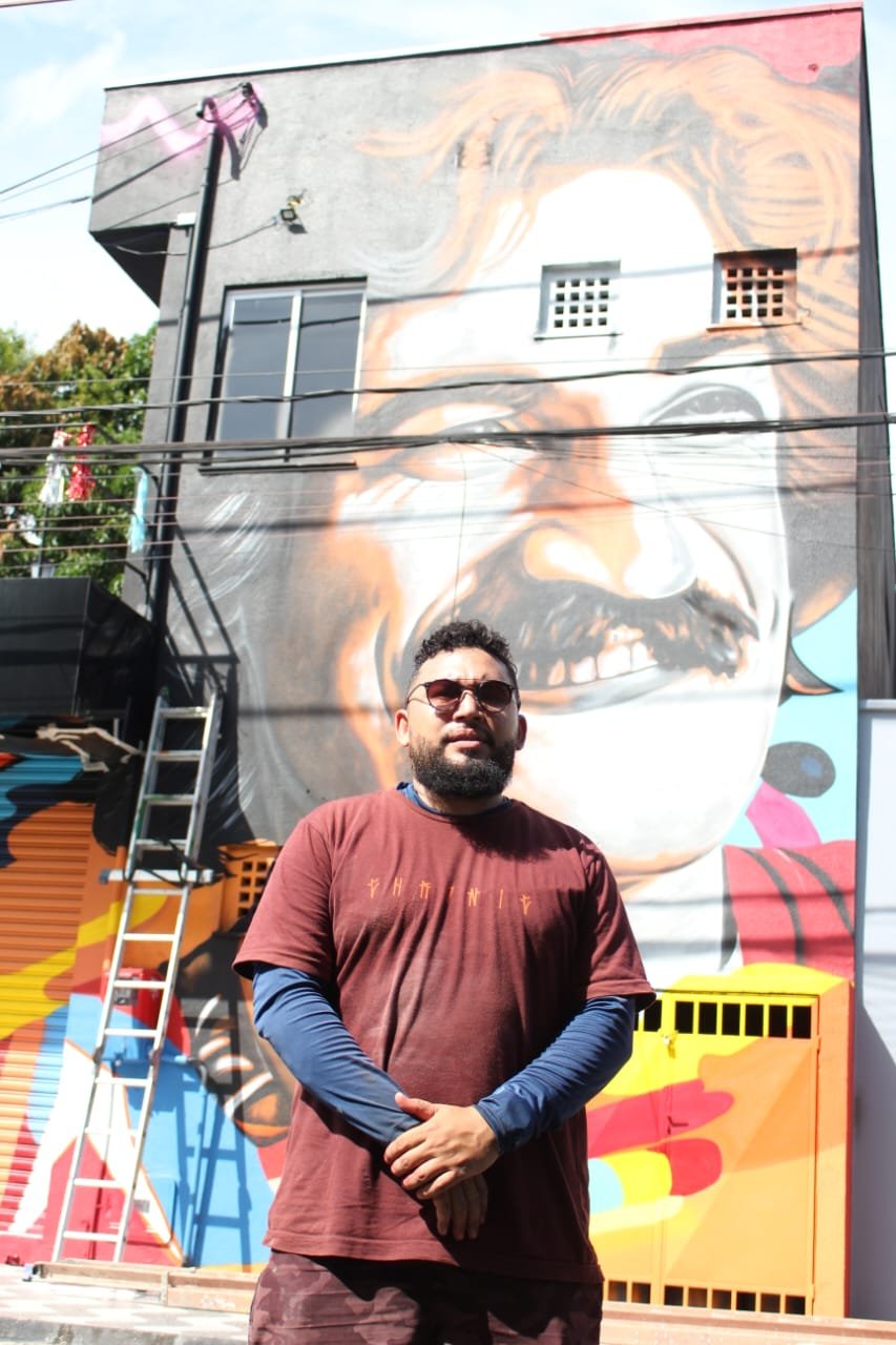 Artista visual Wesley Rocha trouxe beleza e cultura para a Praça João Gentil
